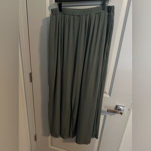 Cider Curve sage/pale green culotte pants. Size 1x